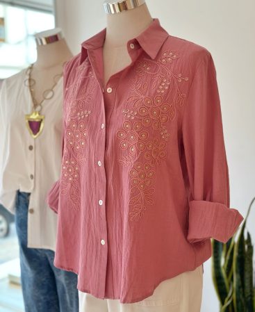 CAMISA CON BRILLO ROSA