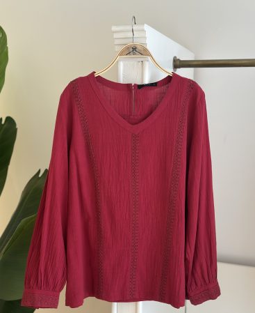 BLUSA CON BRODERY BORDO