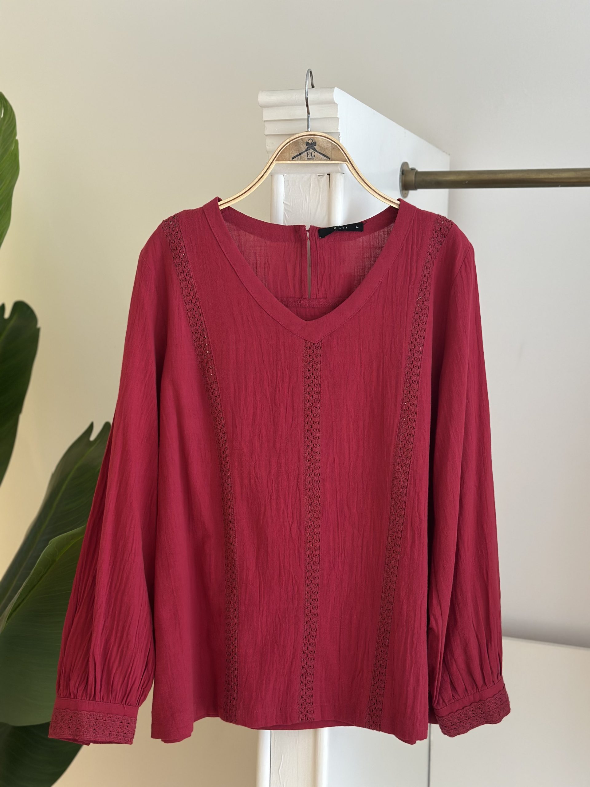 BLUSA CON BRODERY BORDO