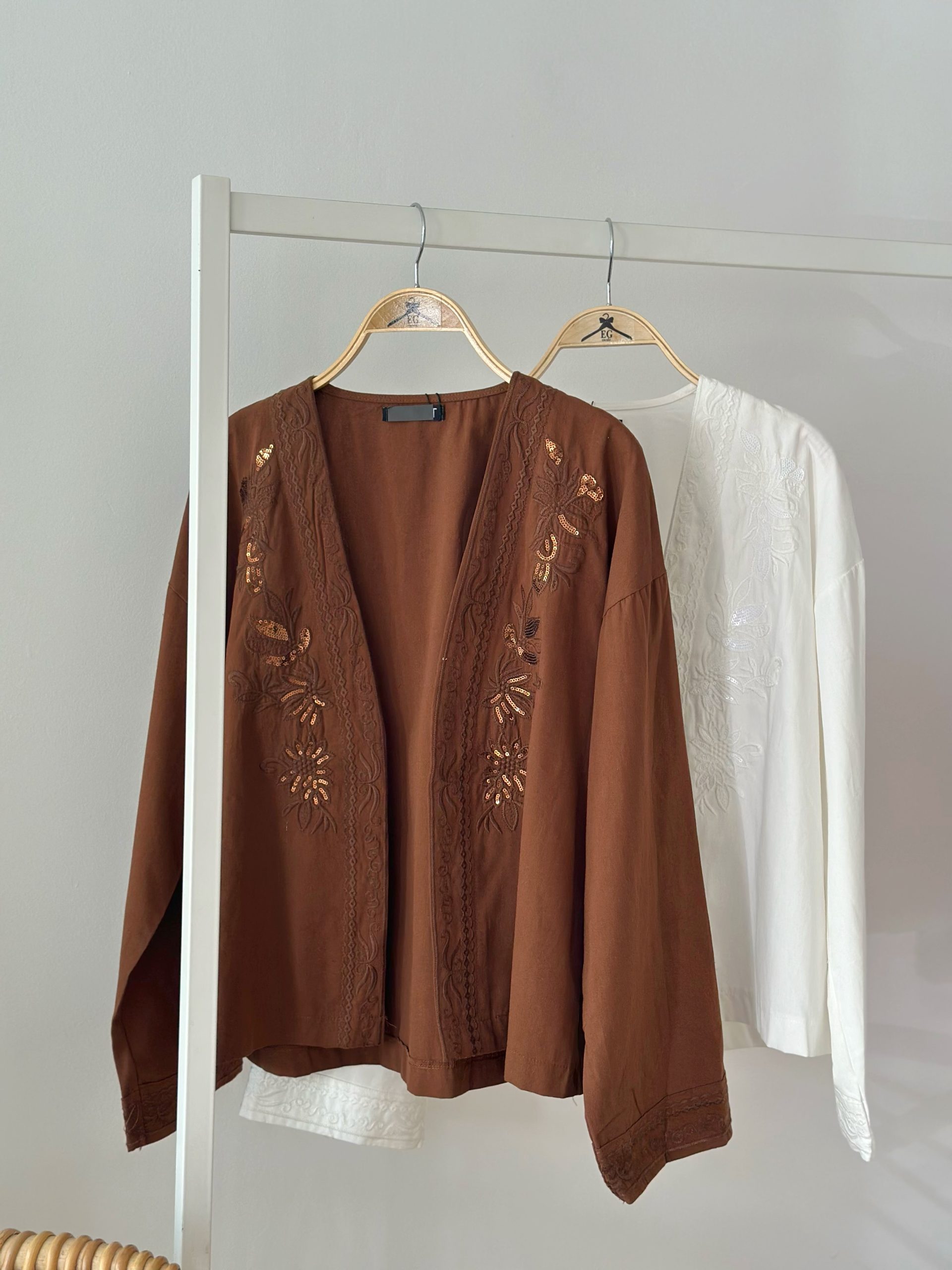 CHAQUETA BORDADA