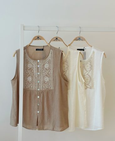 MUSCULOSA CON BORDADO