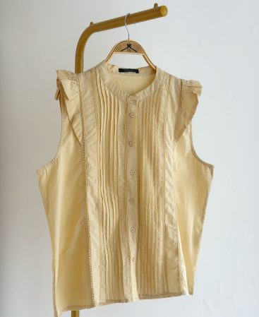 BLUSA CON BOTNES Y VOLADO
